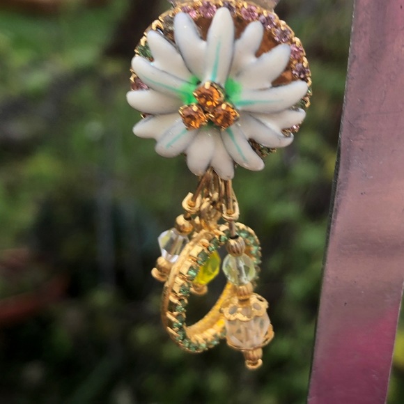 Lunch At The Ritz pierced Daisy flower earrings - Picture 5 of 9